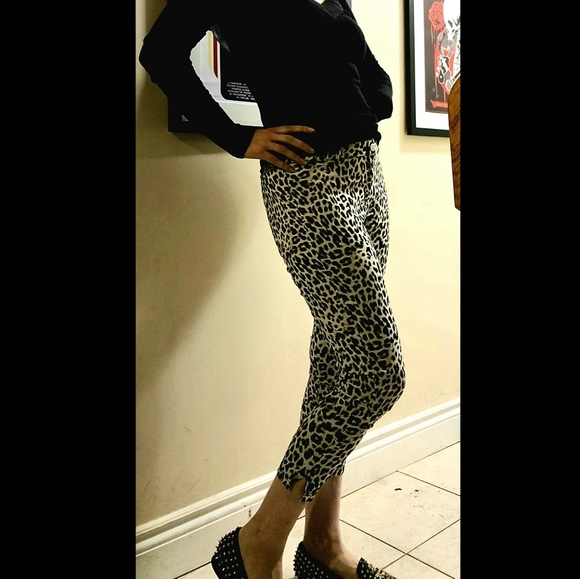 🦇2/$15- Leopard Crop Pants - Picture 4 of 13